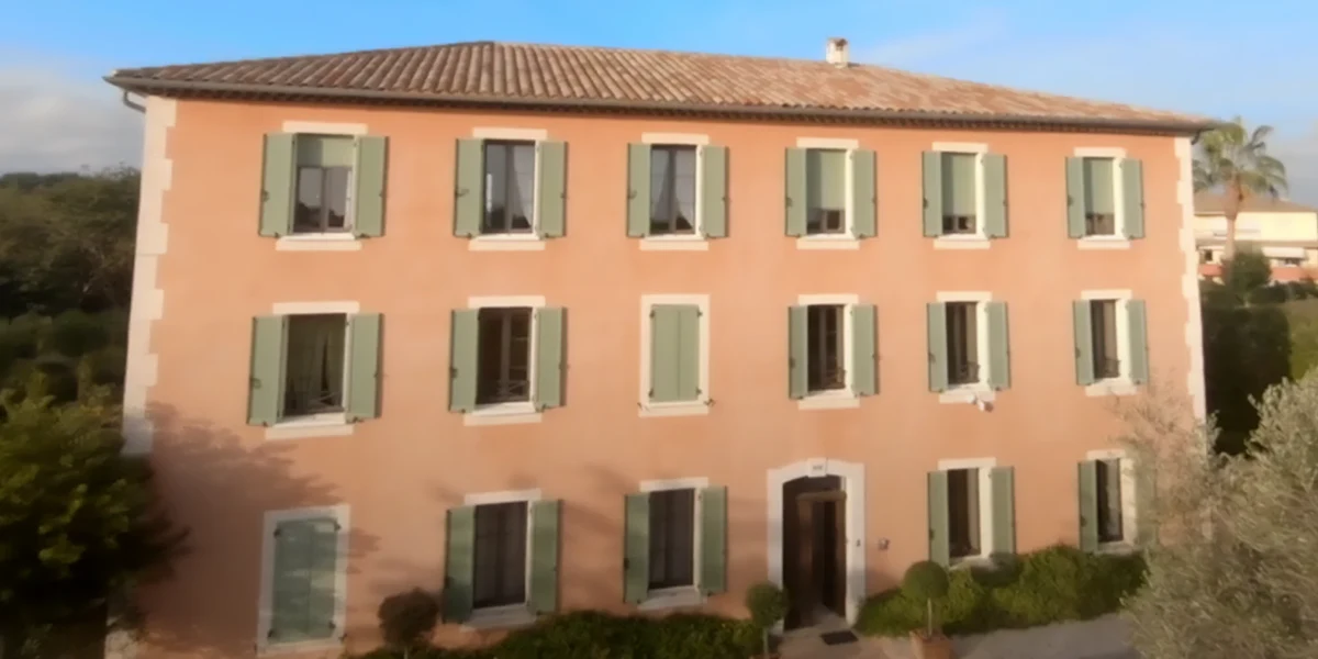 Façade de la Bastide des Mimosas à Biot Sophia-Antipolis